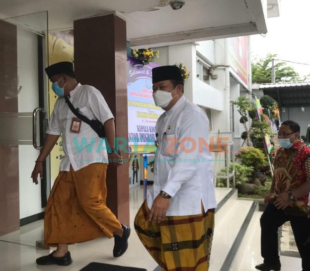 AGAMIS: Bupati Jember, Hendy Siswanto tampak mengenakan sarung saat menghadiri acara Sertijab Kajari Jember (Foto: Nur Imatus Safitri)