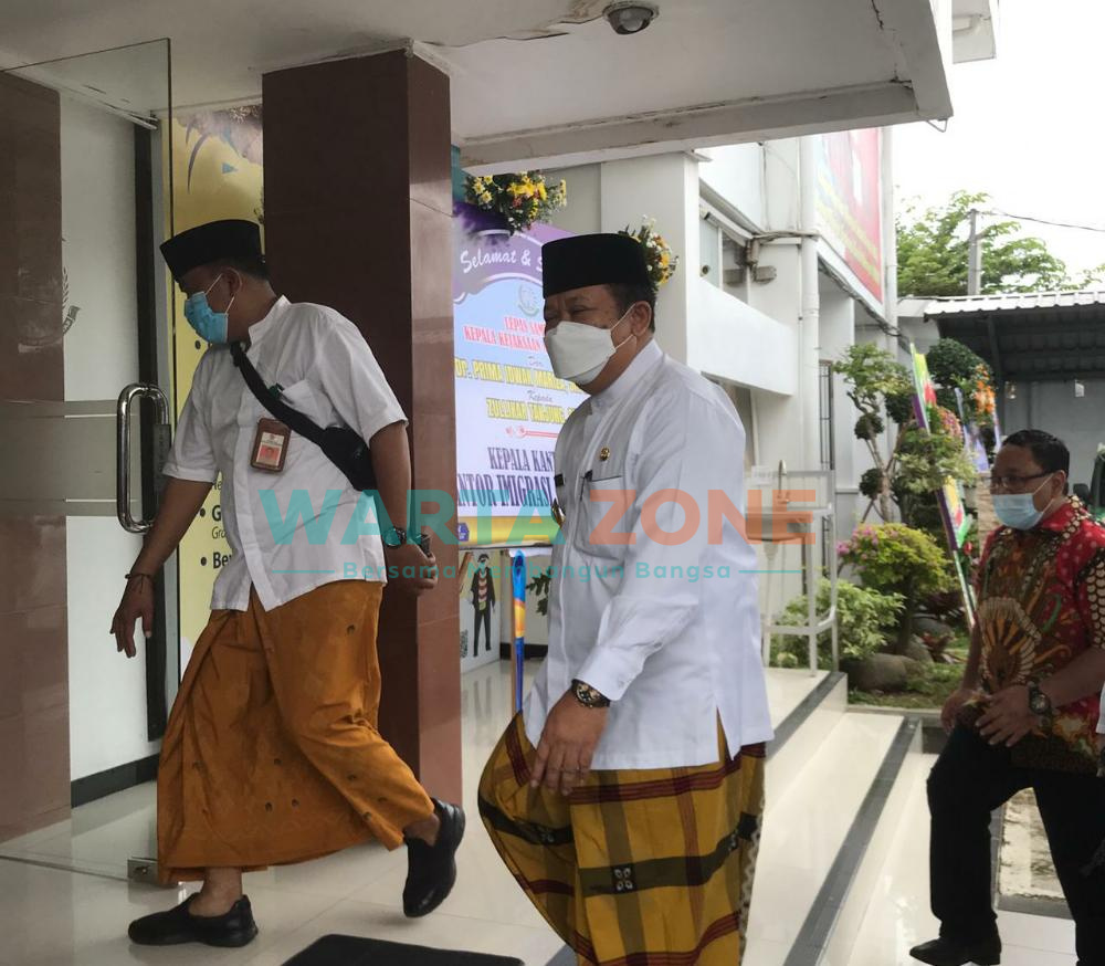 Hidupkan Nilai Islam, Bupati Jember Ajak Pejabat Pakai Sarung Tiap Jumat