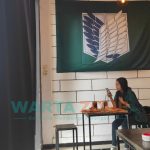 SANTAI: Salah satu pengunjung restoran sebelum menikmati hidangan (Foto: Nur Imatus Safitri)