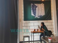 SANTAI: Salah satu pengunjung restoran sebelum menikmati hidangan (Foto: Nur Imatus Safitri)