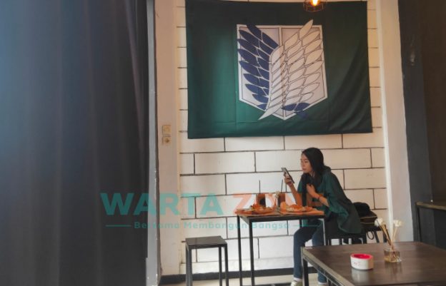 SANTAI: Salah satu pengunjung restoran sebelum menikmati hidangan (Foto: Nur Imatus Safitri)
