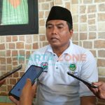 LUGAS: Kepala Desa Lobuk, Moh Saleh saat memberikan keterangan kepada sejumlah wartawan (Foto: Abd Wakid)