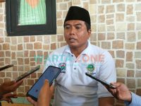 LUGAS: Kepala Desa Lobuk, Moh Saleh saat memberikan keterangan kepada sejumlah wartawan (Foto: Abd Wakid)