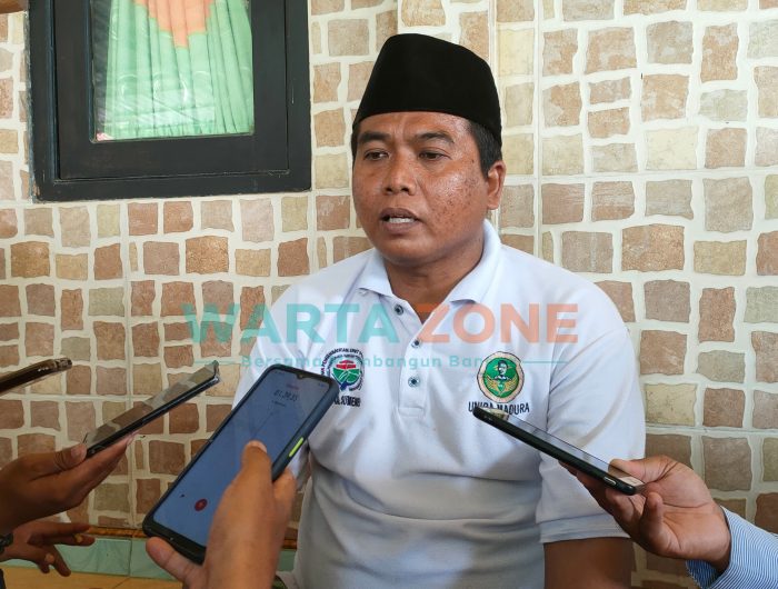 LUGAS: Kepala Desa Lobuk, Moh Saleh saat memberikan keterangan kepada sejumlah wartawan (Foto: Abd Wakid)