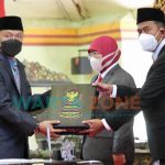 RESMI: Bupati Sumenep, Achmad Fauzi saat menerima penyerahan tugas dari Plh Bupati, Edy Rasiyadi (Foto: Diskominfo for WARTA ZONE)
