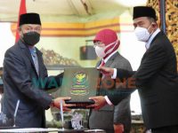 RESMI: Bupati Sumenep, Achmad Fauzi saat menerima penyerahan tugas dari Plh Bupati, Edy Rasiyadi (Foto: Diskominfo for WARTA ZONE)