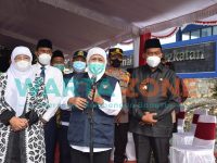KOMPAK: Gubernur Khofifah didampingi Bupati dan Wabup Sumenep saat memberikan arahan di Pelabuhan Dungkek (Foto: Abd Wakid)