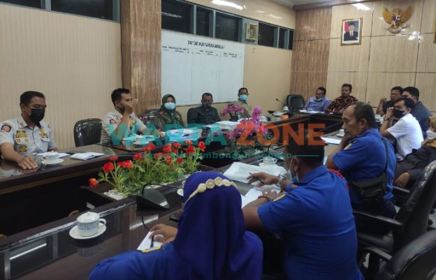 ASPIRATIF: Komisi A DPRD Jember saat rapat dengar pendapat (RDP) dengan Kabid Linmas Satpol PP (Foto: Nur Imatus Safitri)