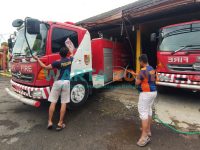 PERSIAPAN: Sopir mobil Damkar Jember saat menyiapkan diri mengikuti pelatihan mengemudi di Polda Jatim (Foto: Nur Imatus Safitri)