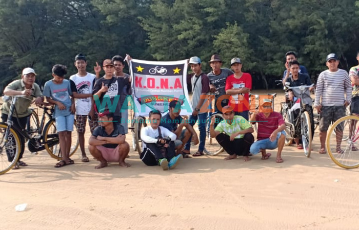 KOMPAK: Komunitas sepeda ontel saat menikmati indahnya Pantai Lombang sebelum dilanda COVID-19 (Foto: Abd Wakid)
