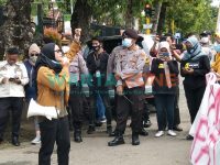 LANTANG: Salah satu orator AMS saat menyampaikan penolakan terhadap rencana penambangan fosfat (Foto: Abd Wakid)