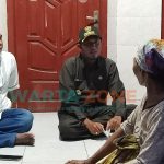 LESEHAN: Bupati Sumenep, Achmad Fauzi (tengah) di dampingi Kepala Desa Lobuk, Moh. Saleh, mendengarkan cerita keluarga korban kapal tenggelam KM Berhasil II.