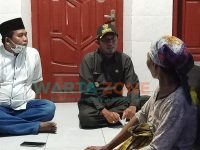 LESEHAN: Bupati Sumenep, Achmad Fauzi (tengah) di dampingi Kepala Desa Lobuk, Moh. Saleh, mendengarkan cerita keluarga korban kapal tenggelam KM Berhasil II.