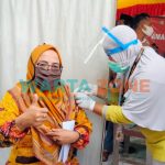 DIVAKSIN: Kepala Desa Jate, Lismawati memberikan semangat kepada masyarakat (Foto: Zainal Arifin)