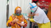 DIVAKSIN: Kepala Desa Jate, Lismawati memberikan semangat kepada masyarakat (Foto: Zainal Arifin)