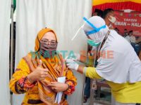 DIVAKSIN: Kepala Desa Jate, Lismawati memberikan semangat kepada masyarakat (Foto: Zainal Arifin)