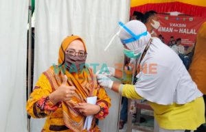 Teladan, Kades Jate Giliraja Jalani Vaksinasi Perdana