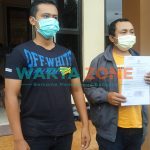 MELAPOR: Korban pemukulan saat menunjukkan hasil laporan di Mapolsek Patrang (Foto: Nur Imatus Safitri)