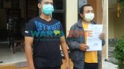 MELAPOR: Korban pemukulan saat menunjukkan hasil laporan di Mapolsek Patrang (Foto: Nur Imatus Safitri)