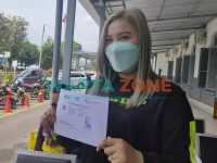 RIANG: Salah satu calon penumpang KAI Jember saat menunjukkan hasil Tes GeNoseC19 (Foto: Nur Imatus Safitri)