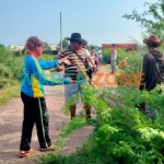 KOMPAK: Pemdes Banbaru Pulau Giliraja Kecamatan Giligenting saat bersih-bersih bersama warga desa (Foto: Zainal Arifin)