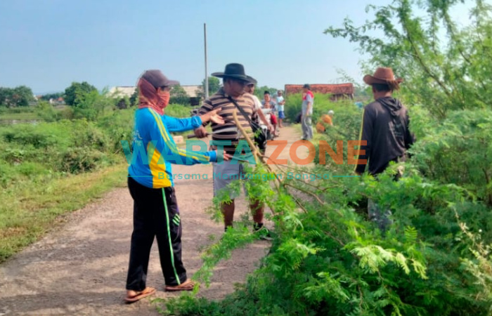 KOMPAK: Pemdes Banbaru Pulau Giliraja Kecamatan Giligenting saat bersih-bersih bersama warga desa (Foto: Zainal Arifin)