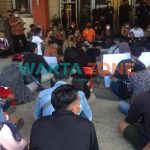 DAMAI: Para demonstran saat menyampaikan aspirasi di depan Bupati Sumenep, Achmad Fauzi (Foto: Abd Wakid)