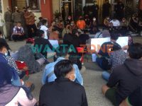 DAMAI: Para demonstran saat menyampaikan aspirasi di depan Bupati Sumenep, Achmad Fauzi (Foto: Abd Wakid)