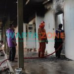 BERLANGSUNG: Tim Damkar, saat menjinakkan sisa kobaran api Pabrik Karet PT Mulya Ningsih (Foto: Nur Imatus Safitri)