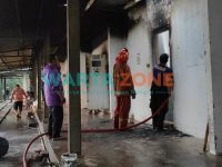 BERLANGSUNG: Tim Damkar, saat menjinakkan sisa kobaran api Pabrik Karet PT Mulya Ningsih (Foto: Nur Imatus Safitri)