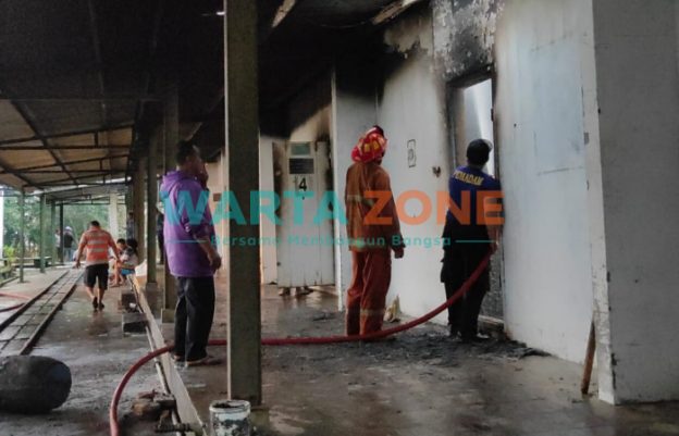BERLANGSUNG: Tim Damkar, saat menjinakkan sisa kobaran api Pabrik Karet PT Mulya Ningsih (Foto: Nur Imatus Safitri)