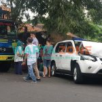 BERHENTI: Truk dan mobil yang terlibat kecelakaan saat didatangi anggota kepolisian (Foto: Nur Imatus Safitri)