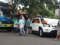 BERHENTI: Truk dan mobil yang terlibat kecelakaan saat didatangi anggota kepolisian (Foto: Nur Imatus Safitri)