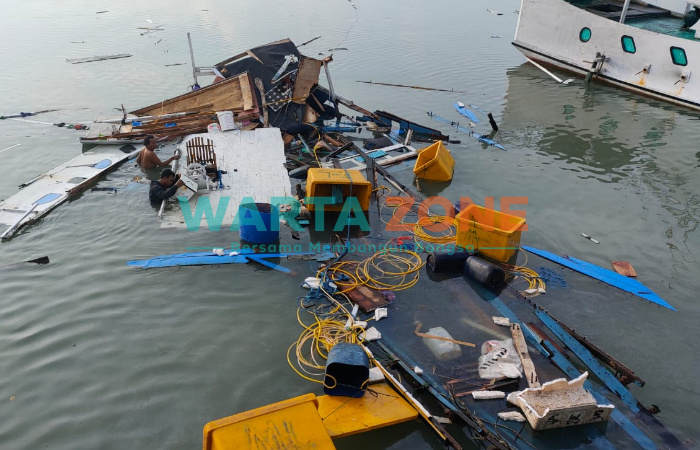 HANCUR: Puing perahu motor kayu Sumber Barokah berserakan di lautan (Foto: Humas Polres Sumenep)