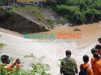 DICARI: Tim BASARNAS bersama TNI saat menyisir lokasi hilangnya warga Lenteng (Foto: JB-9 for WARTA ZONE)