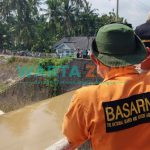 TURUN: Tim BASARNAS saat mengamati lokasi hilangnya warga Lenteng (Foto: JB-9 for WARTA ZONE)