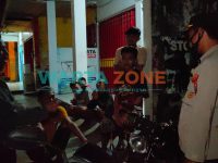 PASRAH: 6 pemuda di Jember saat didatangi petugas kepolisian (Foto: Nur Imatus Safitri)