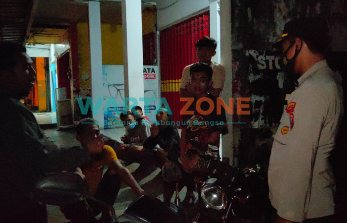 PASRAH: 6 pemuda di Jember saat didatangi petugas kepolisian (Foto: Nur Imatus Safitri)