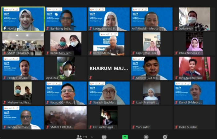 Foto: Sesi foto bersama saat program bimbel secara online bagi ratusan siswa di area-area operasi migas Medco.