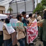 BERAM: Sejumlah mahasiswa saat menyampaikan tuntutan di halaman Kampus STKIP PGRI Sumenep (Foto: Abd. Wakid)