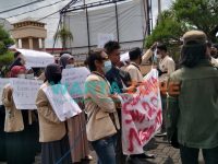 BERAM: Sejumlah mahasiswa saat menyampaikan tuntutan di halaman Kampus STKIP PGRI Sumenep (Foto: Abd. Wakid)