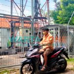 SANTAI: Pengendara motor saat melintas di depan Tower XL Axiata Pulau Giliraja (Foto: Zainal Arifin)