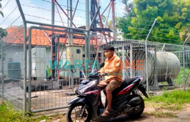SANTAI: Pengendara motor saat melintas di depan Tower XL Axiata Pulau Giliraja (Foto: Zainal Arifin)