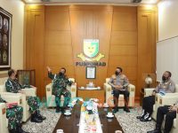 Foto: Kadiv Propam Polri Irjen Ferdy Sambo bersama jajaran saat bersilaturahmi mengunjungi Komandan Puspom TNI AD Letjen TNI Chandra W Sukotjo di Mako Puspom TNI AD.