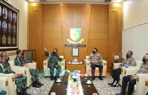 Foto: Kadiv Propam Polri Irjen Ferdy Sambo bersama jajaran saat bersilaturahmi mengunjungi Komandan Puspom TNI AD Letjen TNI Chandra W Sukotjo di Mako Puspom TNI AD.