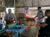 Foto: Warung Pak Edi Semeru yang tidak pernah sepi pembeli. Selain harganya murah, warung tersebut banyak diminati para mahasiswa.