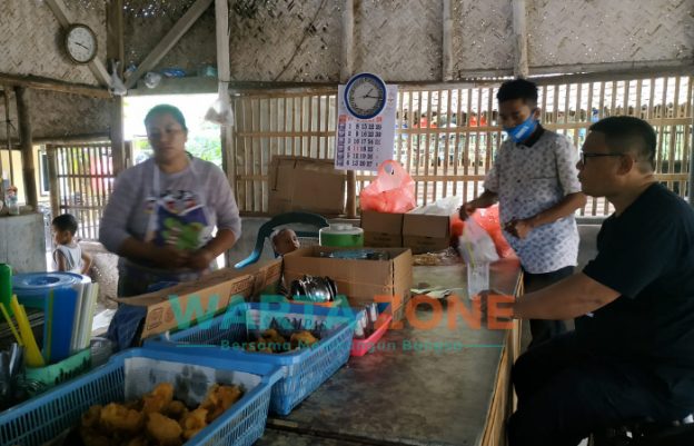 Foto: Warung Pak Edi Semeru yang tidak pernah sepi pembeli. Selain harganya murah, warung tersebut banyak diminati para mahasiswa.