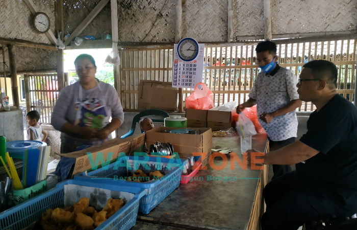 Foto: Warung Pak Edi Semeru yang tidak pernah sepi pembeli. Selain harganya murah, warung tersebut banyak diminati para mahasiswa.