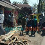 Foto: Truk bermuatan Gabah menabrak dua rumah di pinggir jalan raya Jember- Lumajang.