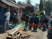 Foto: Truk bermuatan Gabah menabrak dua rumah di pinggir jalan raya Jember- Lumajang.